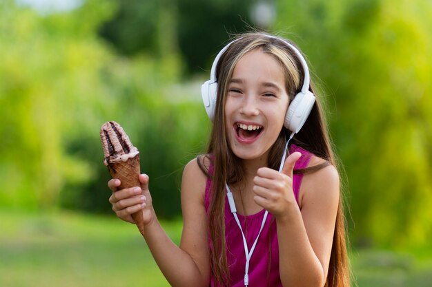 Menina sorridente, segurando, casquinha sorvete