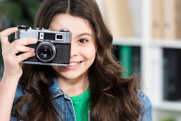 Foto grátis menina sorridente tirando fotos