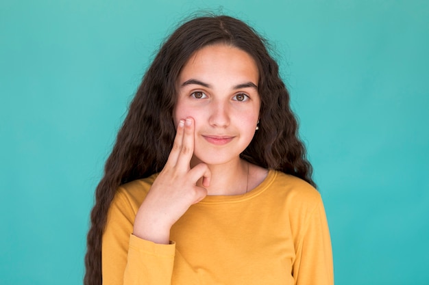 Menina sorrindo enquanto olha para a câmera