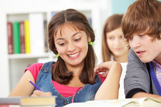 Menina surpreendida com seu colega de classe