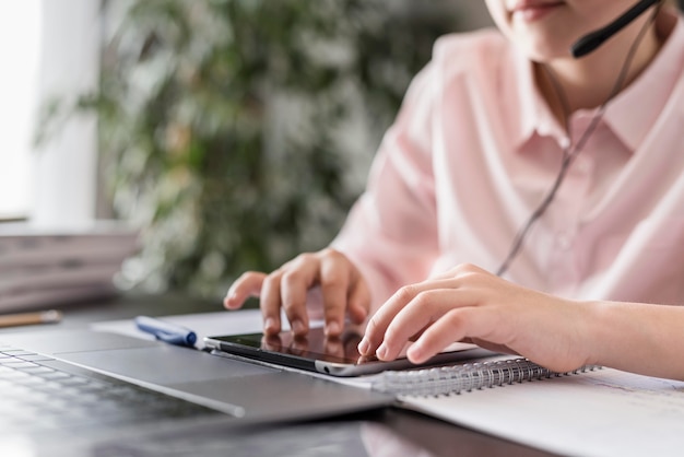 Menina tendo uma aula on-line em seu tablet