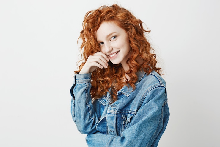 Foto grátis menina tímida e muito tímida sorrindo. copie o espaço.