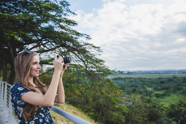 Menina tirando foto na plataforma de visualização