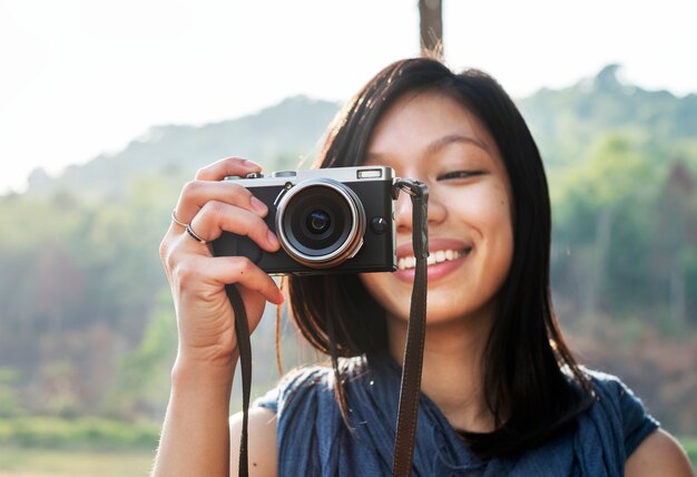 Menina tirando fotos ao ar livre conceito