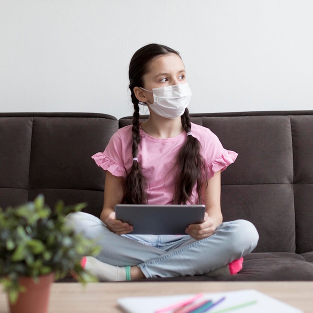 Menina tiro cheio, usando máscara médica