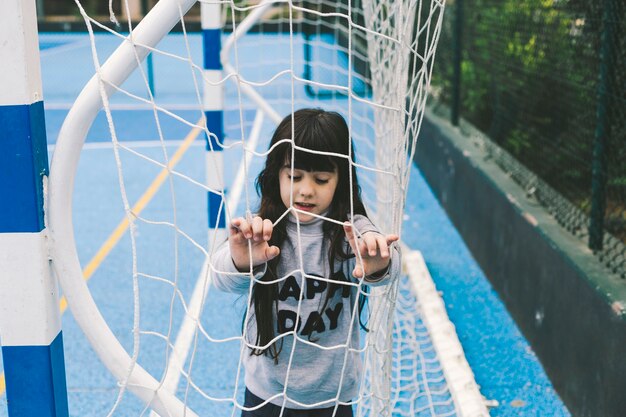 Menina, tocando, com, rede futebol