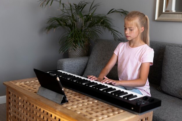 Menina tocando teclado em casa