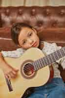 Foto grátis menina tocando violão em casa