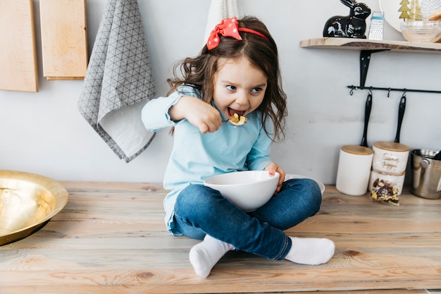 Menina tomando seu café da manhã