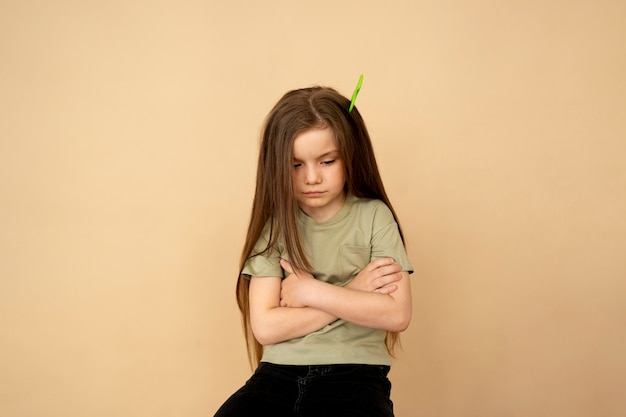 Foto grátis menina triste com vista frontal de pente de cabelo