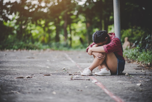 Foto grátis menina triste sentado no parque