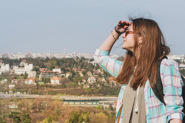 Menina turista que procura em algum lugar