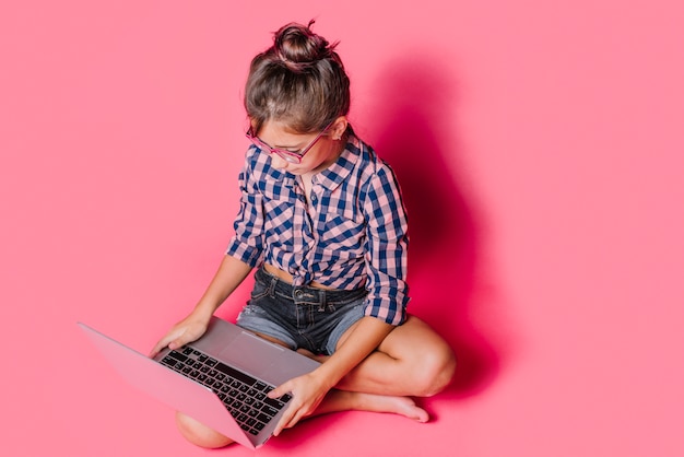 Foto grátis menina, usando computador portátil