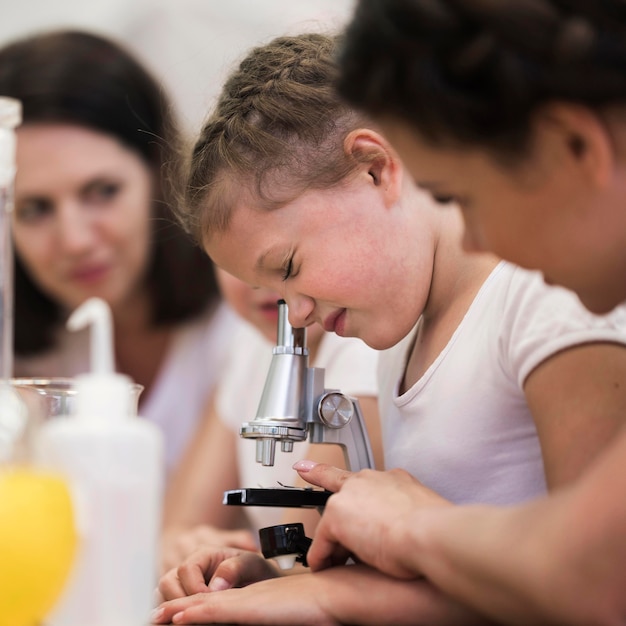 Foto grátis menina usando microscópio