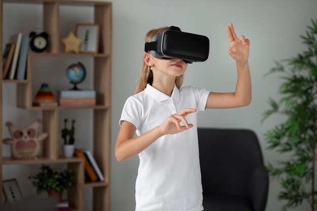 Menina usando óculos de realidade virtual