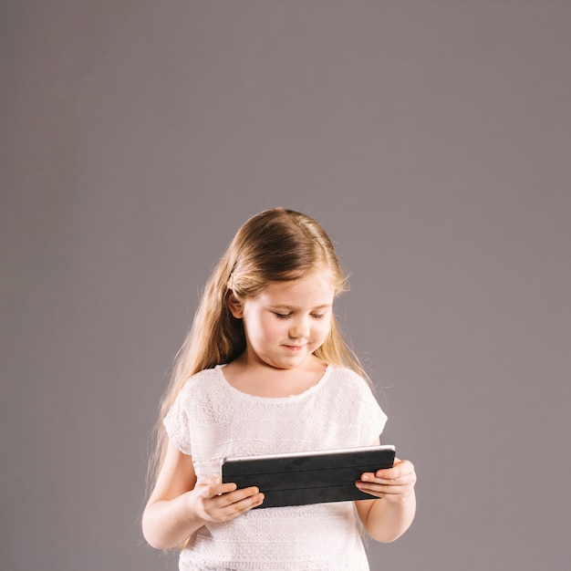 Foto grátis menina, usando, tabuleta
