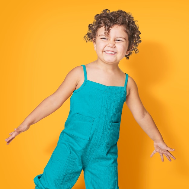 Foto grátis menina vestindo macacão azul-petróleo sem mangas