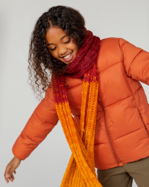 Foto grátis menina vestindo roupas quentes, tiro médio