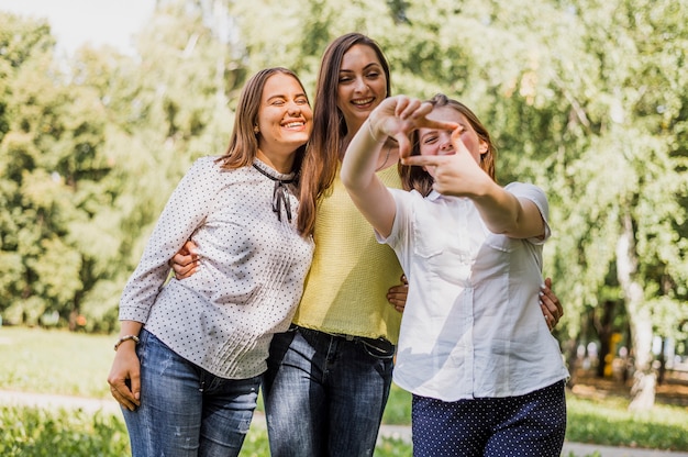 Foto grátis meninas adolescente abraçando