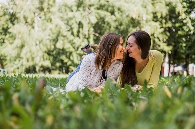 Foto grátis meninas adolescente feliz sentado na grama