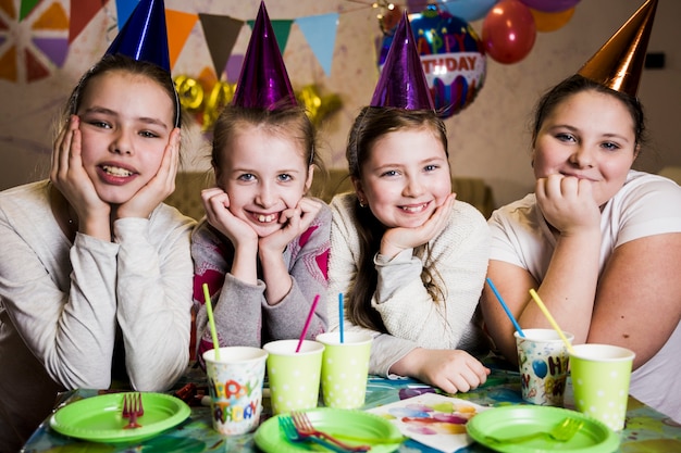 Meninas alegres na festa de aniversário