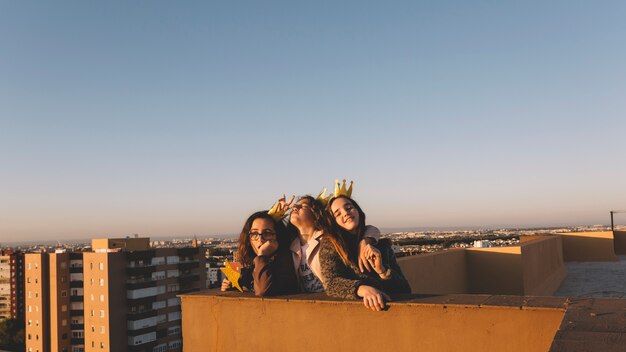 Meninas alegres no telhado