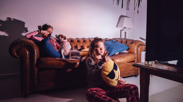 Foto grátis meninas assistindo televisão à noite