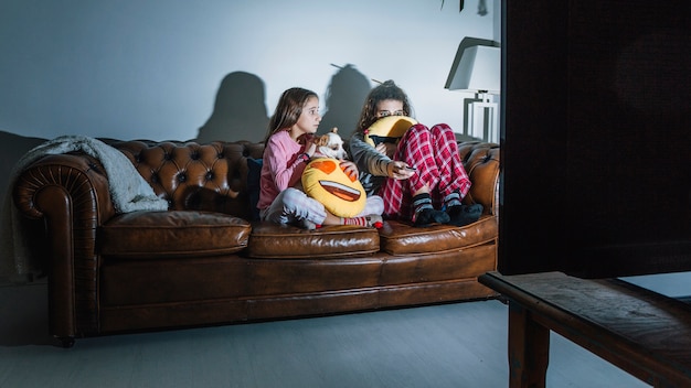 Foto grátis meninas assustadas assistindo filme