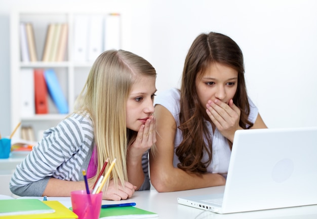 meninas atordoados em sala de aula