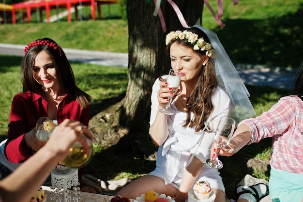 Meninas bebendo champanhe na despedida de solteira