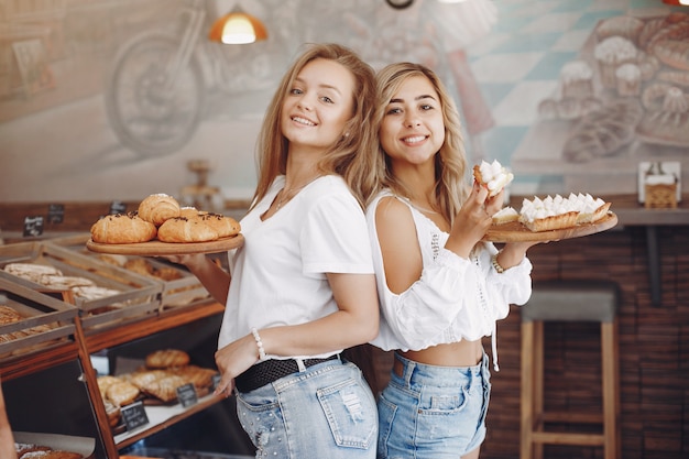 Meninas bonitas compra pães na padaria