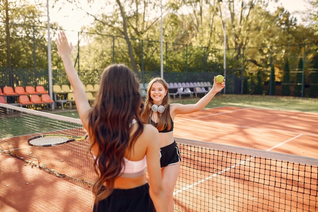 Foto grátis meninas bonitas e elegantes na quadra de tênis