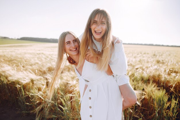 Meninas bonitas em um campo de outono