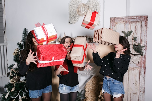 Meninas bonitas que jogam presentes