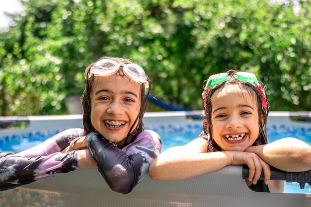 Foto grátis meninas brincando em uma piscina em um jardim de verão