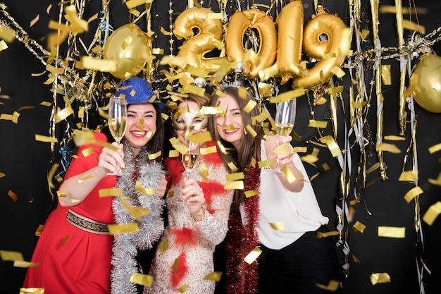 Meninas, celebrando, em, 2019, ano novo, partido