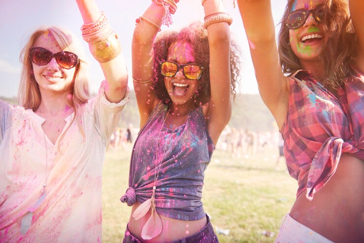 Foto grátis meninas coloridas durante o festival