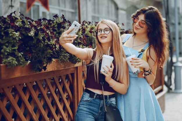 meninas com café