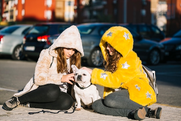 Foto grátis meninas, com, cão, ligado, rua