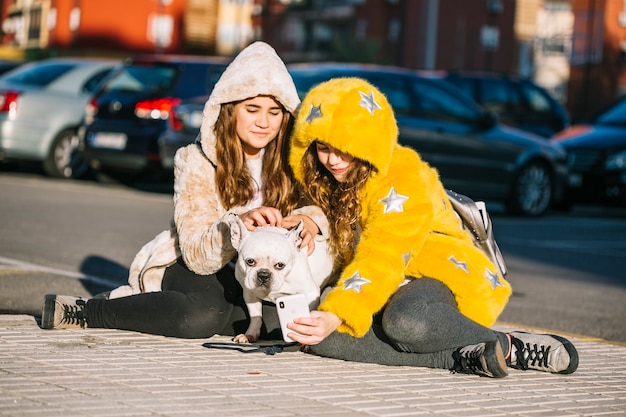 Meninas, com, cão, ligado, rua