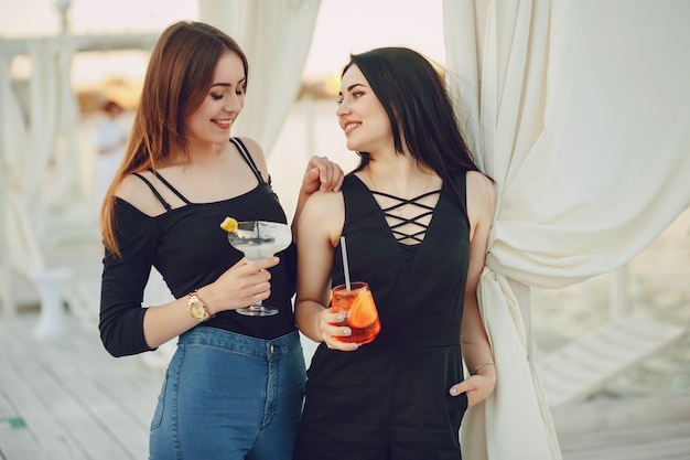 meninas com cocktails