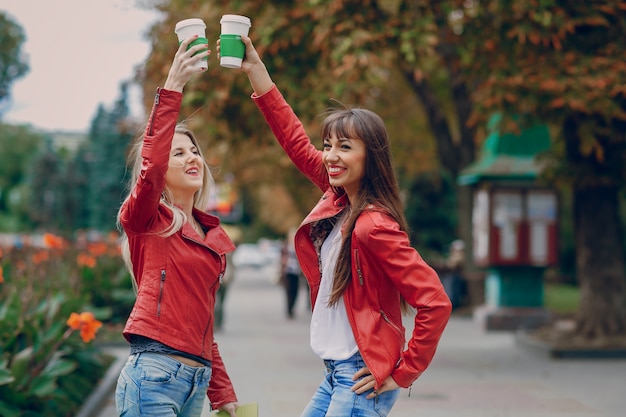 Meninas com copos de café