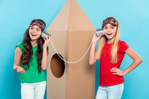 Foto grátis meninas com óculos de aviador falando no walkie-talkie