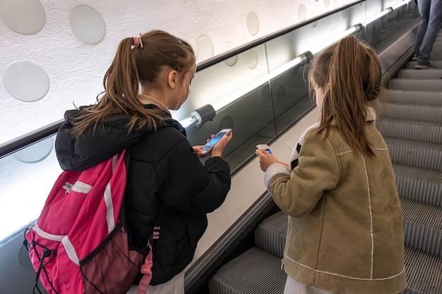 Meninas com smartphones na escavadeira