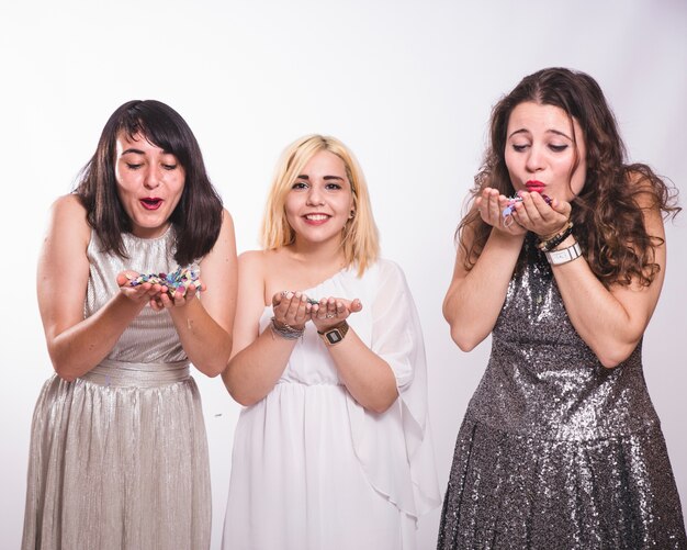 Meninas comemorando amizade
