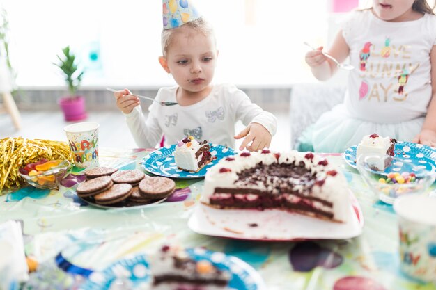 Meninas, comendo bolo, em, partido aniversário