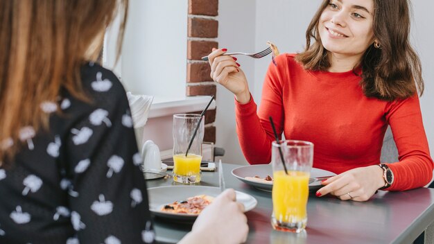 Meninas, comer, em, um, restaurante