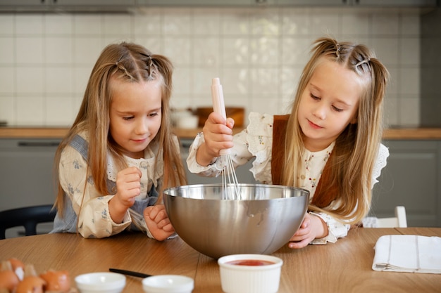 Foto grátis meninas cozinhando juntas plano médio