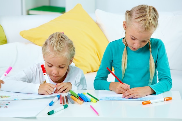 Foto grátis meninas criativas de desenho