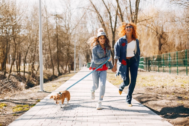 Meninas da moda elegante em um parque de verão